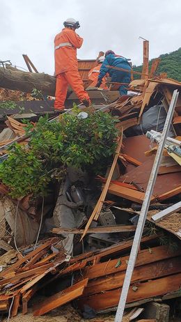写真　呉市天応地区で発生した土砂災害現場での医療活動