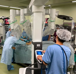写真　ロボット支援下手術